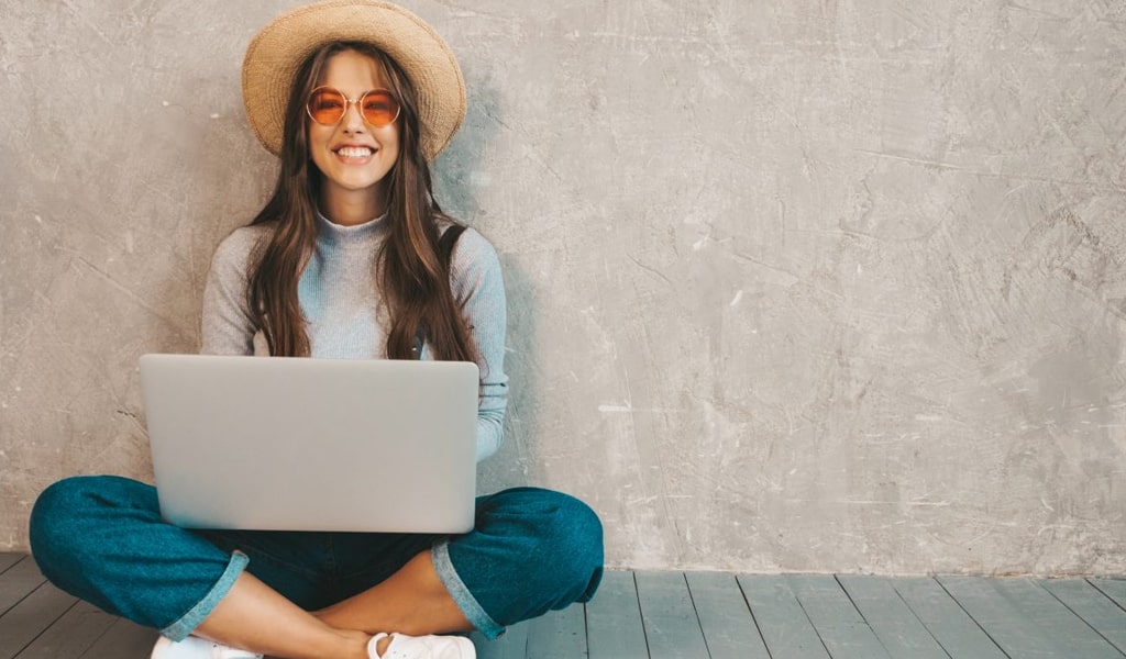 Chica comprando un viaje de egresados online