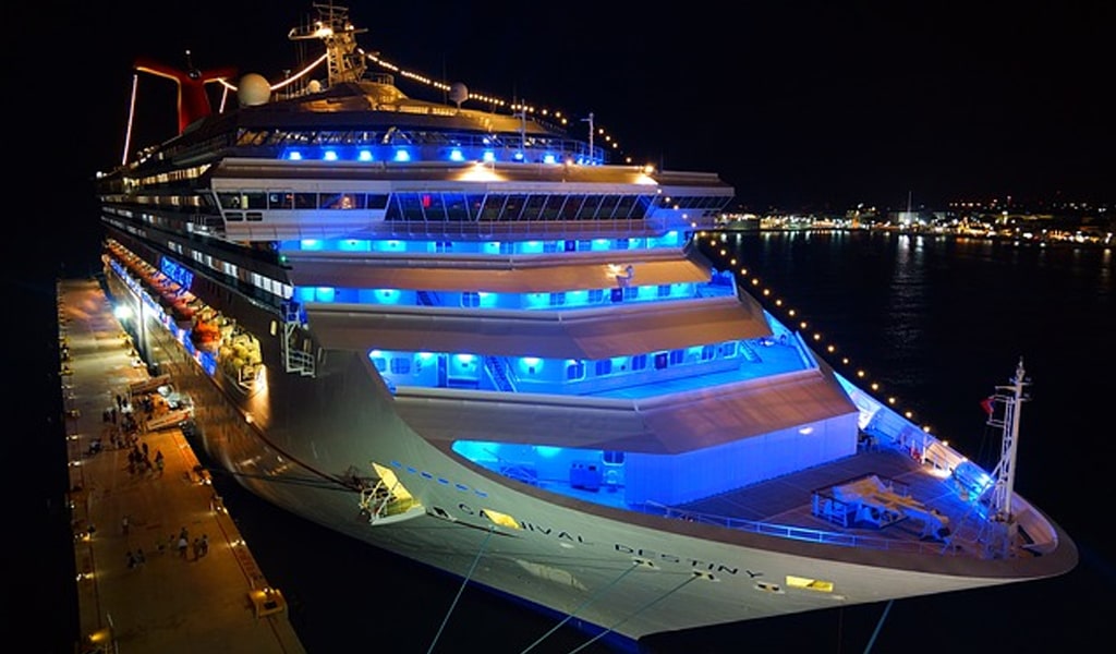 Crucero turístico iluminado durante la noche en un puerto de Brasil