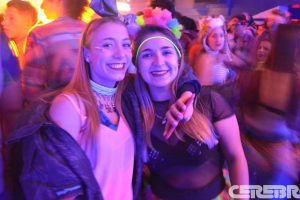 Estudiantes en discoteca Cerebro