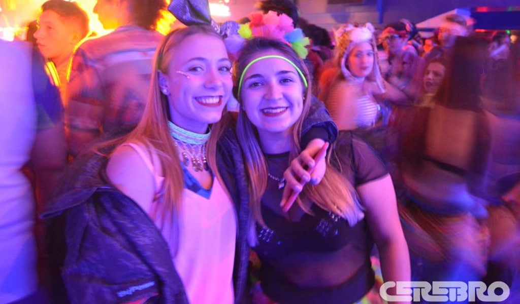 Estudiantes en discoteca Cerebro